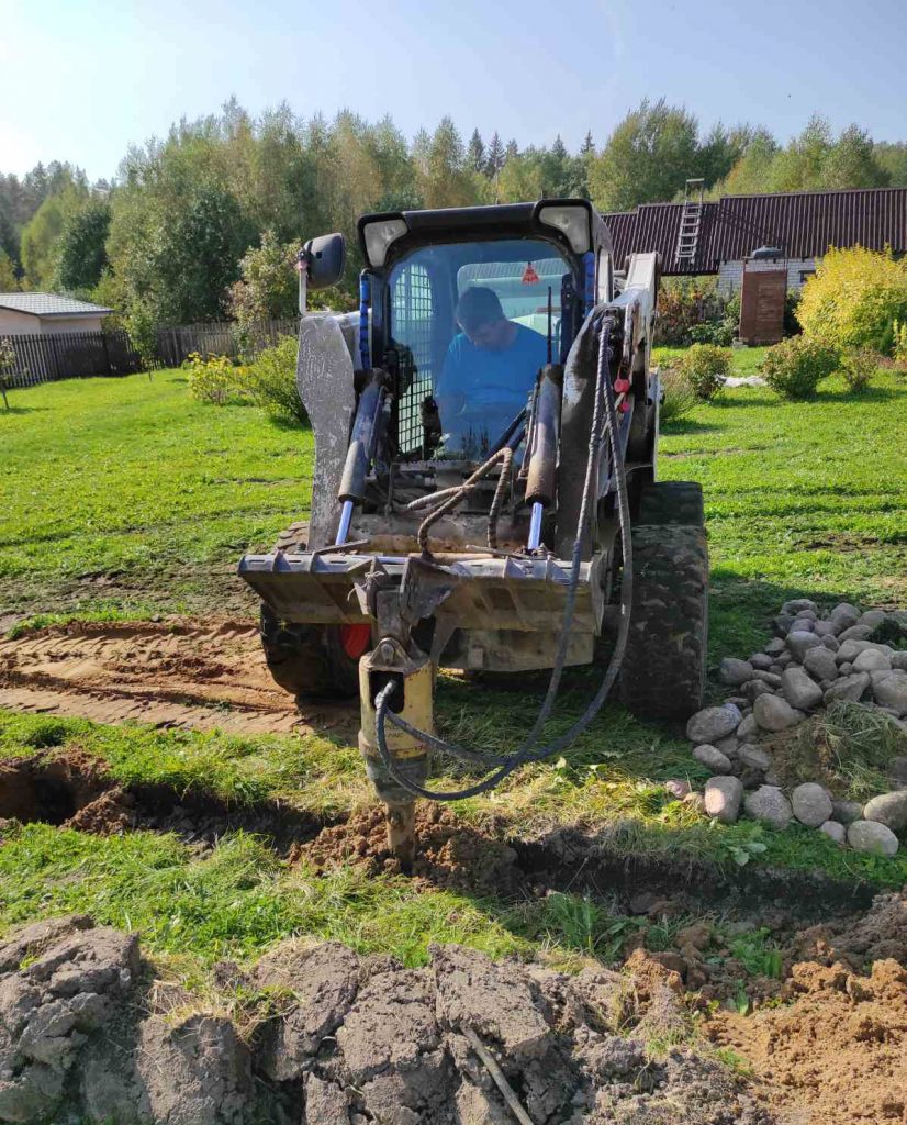 Минипогрузчик Bobcat с ямобуром в работе